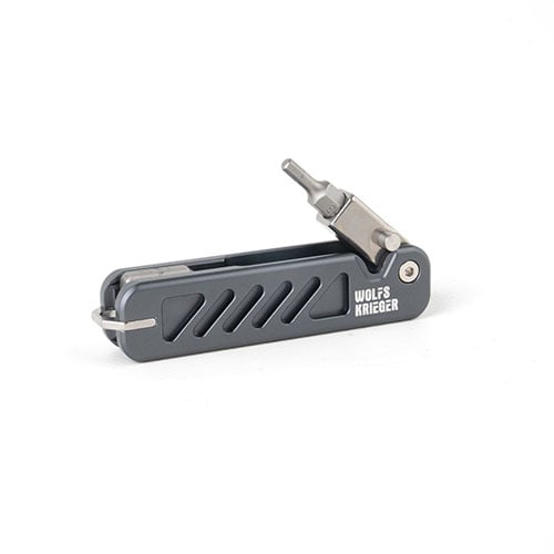 Il Yggdrasil Precision Tripod Multitool è compatto e leggero, con un sistema di ritenzione magnetica per bit H2, H3, H4 e T40, ideale per aggiustamenti rapidi.
